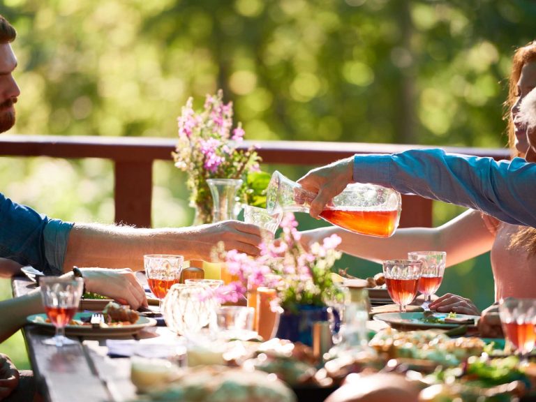 Dining outside in Dorset | Cottage for large parties