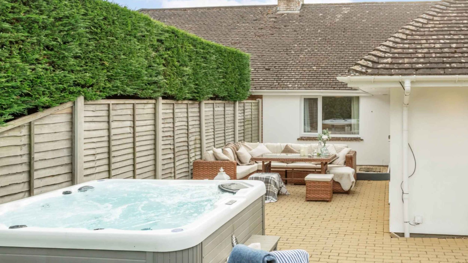 Cottage with a hot tub in Dorset