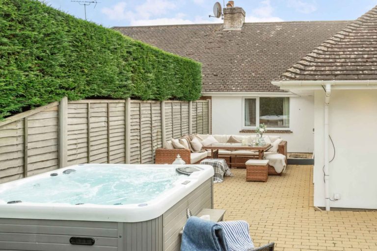 Cottage with a hot tub in Dorset