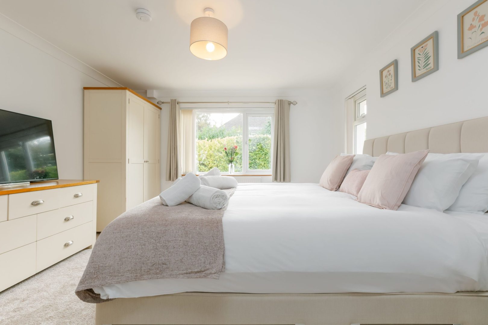 superking bedroom at cherry lodge