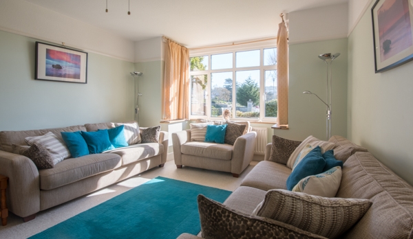 large lounge for 9 guests