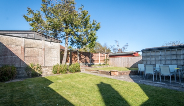 holiday home garden with garden table