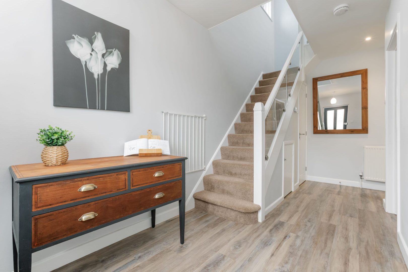 good sized entrance hallway to store luggage