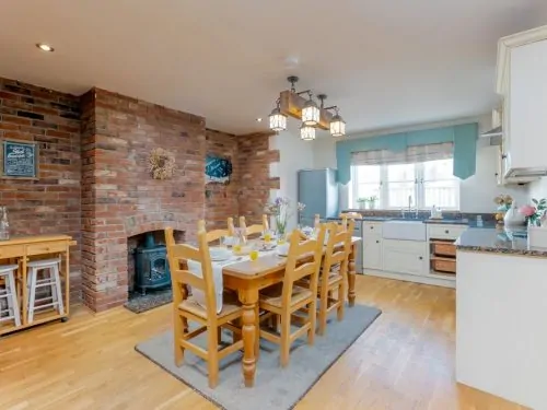 big dining table for large parties in weymouth holiday home