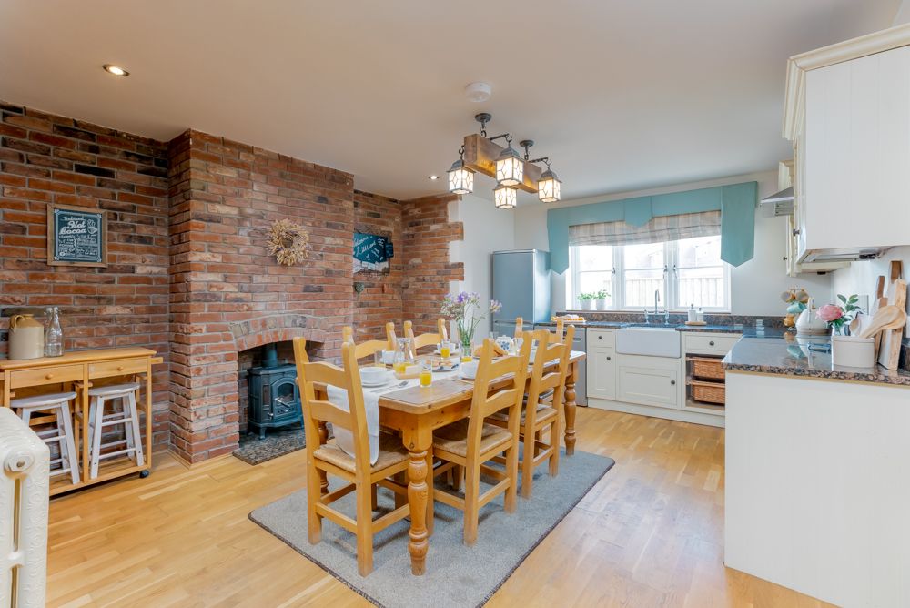 big dining table for large parties in weymouth holiday home