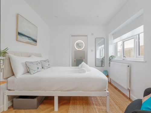 Ground floor bedroom with en suite bathroom at Beachway House holiday cottage