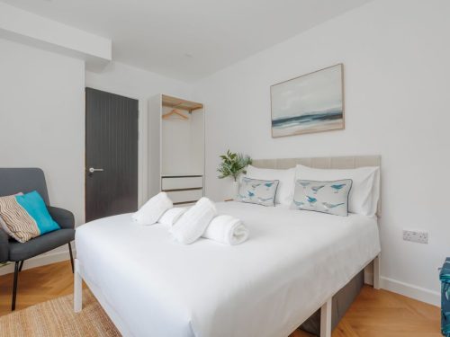 Alternative view of the ground floor bedroom with en suite at Beachway House