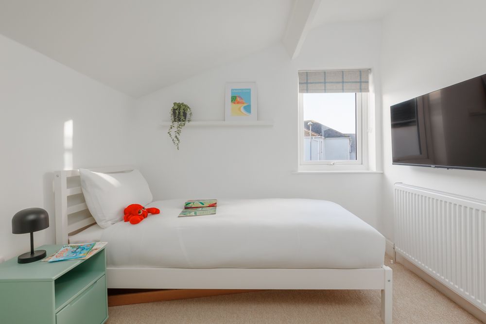 Single bedroom with TV at Beachway House holiday cottage