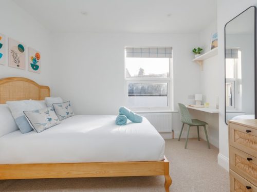 Alternative view of coastal-themed double bedroom at Beachway House