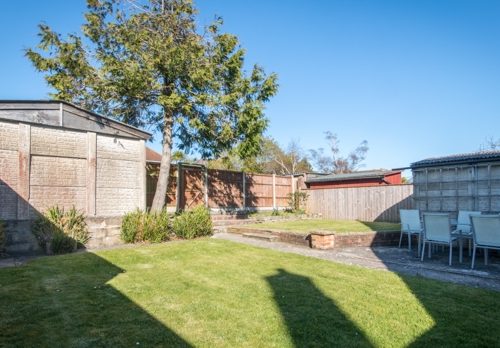 holiday home garden with garden table