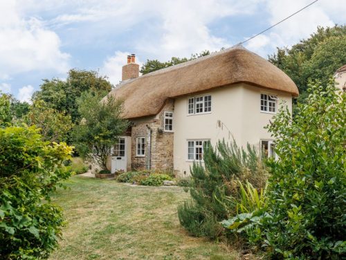 pretty thatched cottage in dorset