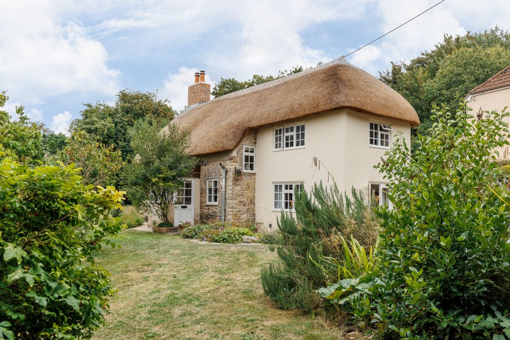 pretty thatched cottage in dorset